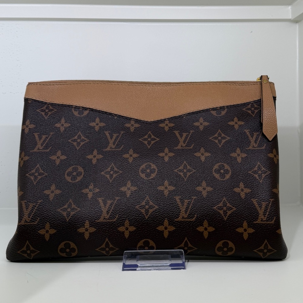 LOUIS VUITTON Monogram Daily Pouch/Clutch
